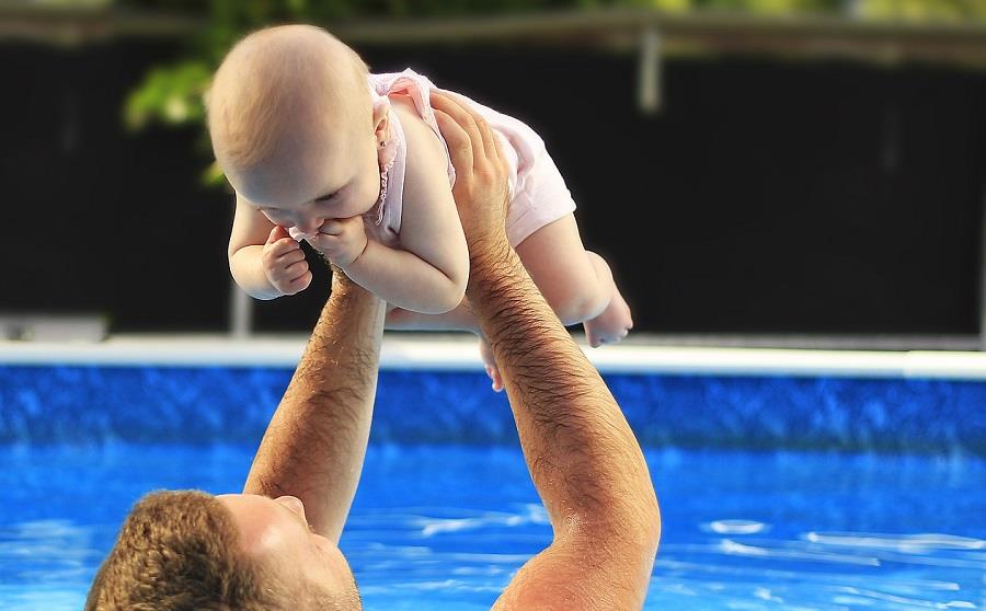 Z niemowlęciem na basenie.