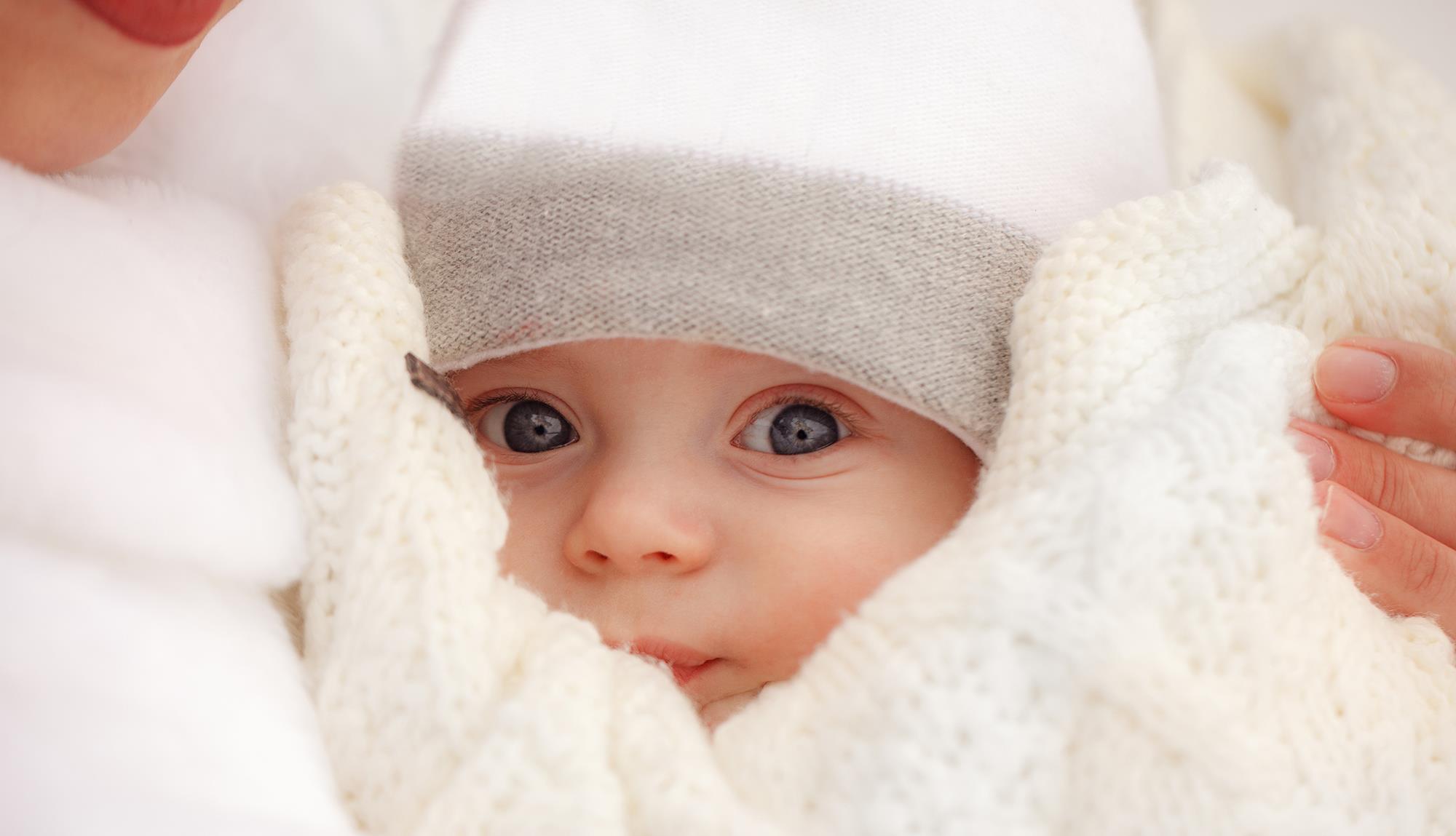 Jak nie zmarznąć z dzieckiem jesienią i zimą? Praktyczny poradnik dla rodziców