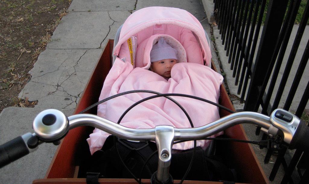 Jazda na rowerze z bardzo małym dzieckiem